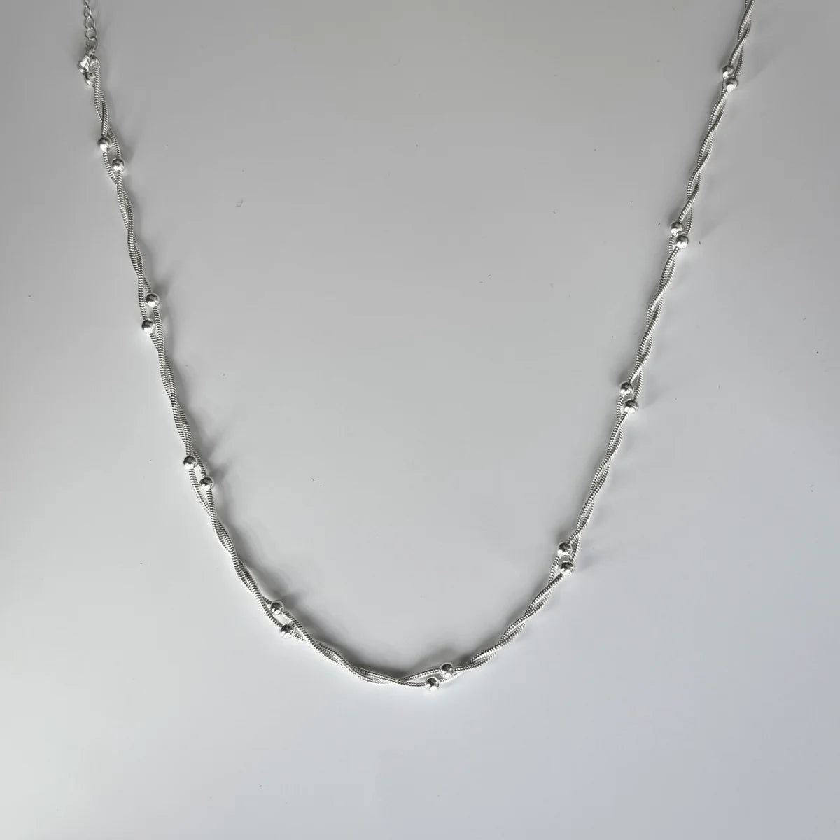 Colar Folheado a Prata Bolinhas e Elos Entrelaçados