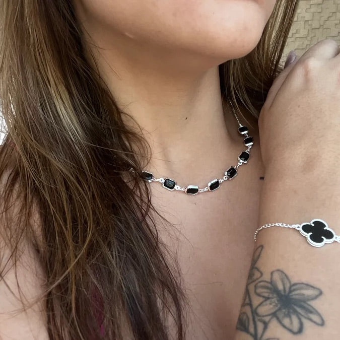 Colar folheado Noite Prateada com Zircônias Negras Regulável