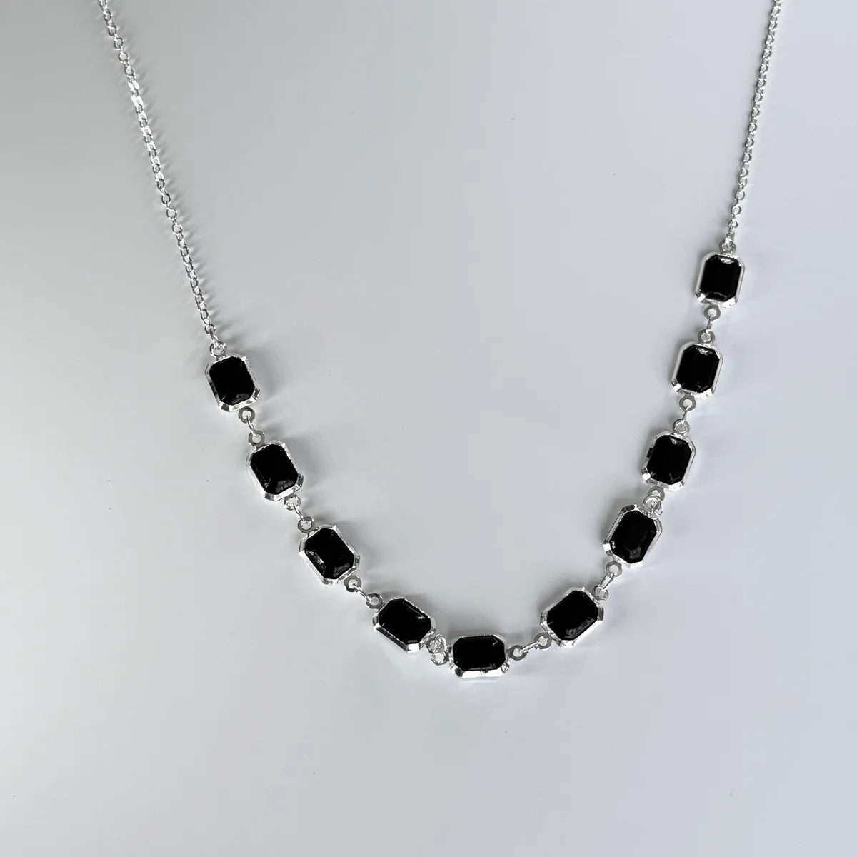Colar folheado Noite Prateada com Zircônias Negras Regulável