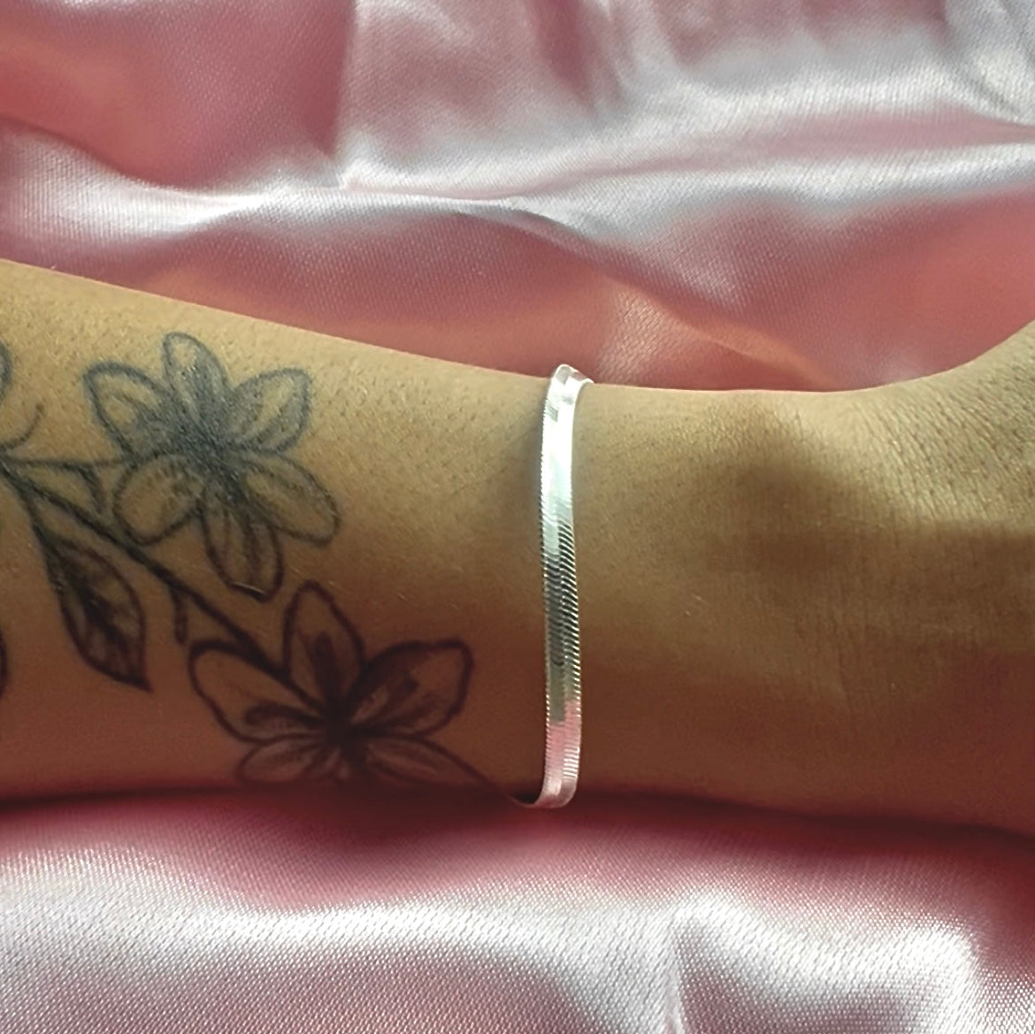 Pulseira Feminina Folheada em Forma de Fita Elegante e Regulável